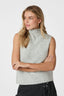odelia-gebreide-mouwloze-trui-light-grey-neo-noir-model-vooraanzicht-1