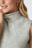 odelia-gebreide-mouwloze-trui-light-grey-neo-noir-model-close-up-1
