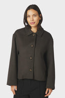 hamra-wollen-korte-mantel-jas-army-donkergroen-neo-noir-productfoto-vooraanzicht-1