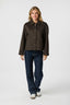 hamra-korte-mantel-chocolate-brown-neo-noir-model-vooraanzicht-3