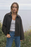 hamra-korte-mantel-chocolate-brown-neo-noir-model-vooraanzicht-2