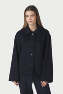hamra-wollen-korte-mantel-jas-navy-donkerblauw-neo-noir-modelfoto-vooraanzicht-2