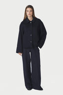 hamra-wollen-korte-mantel-jas-navy-donkerblauw-neo-noir-modelfoto-vooraanzicht-1