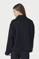 hamra-wollen-korte-mantel-jas-navy-donkerblauw-neo-noir-modelfoto-achteraanzicht-1