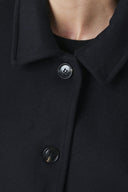 hamra-wollen-korte-mantel-jas-navy-donkerblauw-neo-noir-modelfoto-close-up-1