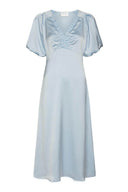 illana-satijnen-midi-jurk-light-blue-neo-noir-productfoto-vooraanzicht-1