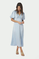 illana-satijnen-midi-jurk-light-blue-neo-noir-modelfoto-vooraanzicht-1