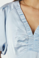 illana-satijnen-midi-jurk-light-blue-neo-noir-modelfoto-detail-1