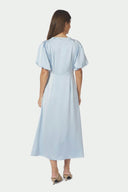 illana-satijnen-midi-jurk-light-blue-neo-noir-modelfoto-achteraanzicht-1