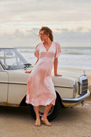 illana-satijnen-midi-jurk-light-pink-neo-noir-modelfoto-vooraanzicht-1