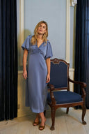 illana-satijnen-midi-jurk-smoke-blue-neo-noir-modelfoto-vooraanzicht-2