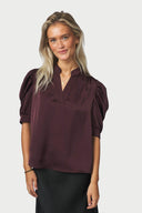 roella-satijnen-blouse-v-hals-burgundy-bordeaux-neo-noir-modelfoto-vooraanzicht-1
