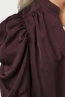 roella-satijnen-blouse-v-hals-burgundy-bordeaux-neo-noir-modelfoto-detail-1