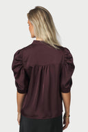 roella-satijnen-blouse-v-hals-burgundy-bordeaux-neo-noir-modelfoto-achteraanzicht-1