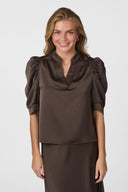 roella-blouse-dark-brown-v-hals-neo-noir-model-vooraanzicht-1