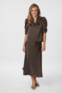 roella-blouse-dark-brown-v-hals-neo-noir-model-vooraanzicht-2
