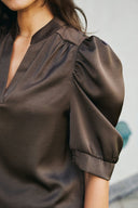 roella-blouse-dark-brown-v-hals-neo-noir-lookfoto-detail-1
