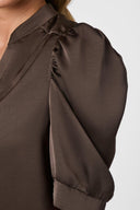roella-blouse-dark-brown-v-hals-neo-noir-model-close-up-1