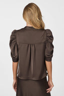 roella-blouse-dark-brown-v-hals-neo-noir-model-achteraanzicht-1