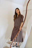 roella-blouse-dark-brown-v-hals-neo-noir-lookfoto-vooraanzicht-5