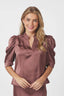 roella-blouse-dark-rose-v-hals-neo-noir-model-vooraanzicht-1