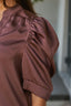 roella-blouse-dark-rose-v-hals-neo-noir-model-detail-2