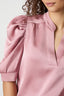 roella-blouse-evening-rose-v-hals-neo-noir-model-vooraanzicht-4
