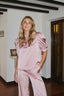 roella-blouse-evening-rose-v-hals-neo-noir-modelfoto-vooraanzicht-4