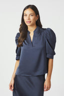 roella-blouse-midnight-blue-v-hals-neo-noir-model-vooraanzicht-1
