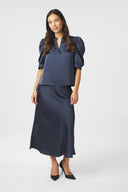 roella-blouse-midnight-blue-v-hals-neo-noir-model-vooraanzicht-2