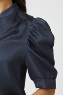 roella-blouse-midnight-blue-v-hals-neo-noir-model-close-up-1