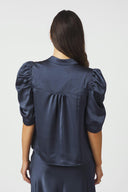 roella-blouse-midnight-blue-v-hals-neo-noir-model-achteraanzicht-1