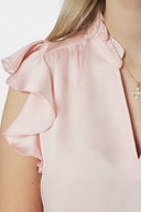 stella-satijnen-blouse-light-pink-neo-noir-modelfoto-detail-1