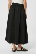 yara-maxi-poplin-rok-black-neo-noir-modelfoto-achteraanzicht-1