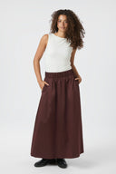yara-maxi-poplin-rok-burgundy-neo-noir-modelfoto-vooraanzicht-2