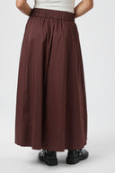 yara-maxi-poplin-rok-burgundy-neo-noir-modelfoto-achteraanzicht-1