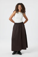 yara-maxi-poplin-rok-chocolate-brown-neo-noir-modelfoto-vooraanzicht-1