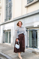 yara-maxi-poplin-rok-chocolate-brown-neo-noir-modelfoto-vooraanzicht-2