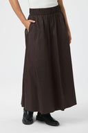 yara-maxi-poplin-rok-chocolate-brown-neo-noir-modelfoto-vooraanzicht-2