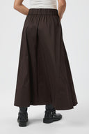 yara-maxi-poplin-rok-chocolate-brown-neo-noir-modelfoto-achteraanzicht-1