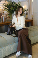 yara-maxi-poplin-rok-dark-brown-neo-noir-modelfoto-vooraanzicht-1