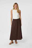 yara-maxi-poplin-rok-dark-brown-neo-noir-modelfoto-vooraanzicht-2