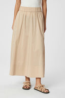 yara-maxi-poplin-rok-dark-sand-neo-noir-modelfoto-detail-1