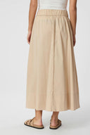 yara-maxi-poplin-rok-dark-sand-neo-noir-modelfoto-achteraanzicht-1