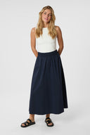 yara-maxi-poplin-rok-navy-neo-noir-modelfoto-vooraanzicht-3