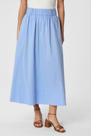 yara-maxi-poplin-rok-dusty-blue-neo-noir-modelfoto-vooraanzicht-2