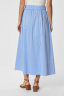 yara-maxi-poplin-rok-dusty-blue-neo-noir-modelfoto-achteraanzicht-1
