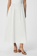 yara-maxi-poplin-rok-white-neo-noir-modelfoto-vooraanzicht-2