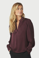 rosslyn-v-hals-satijnen-blouse-burgundy-bordeaux-neo-noir-modelfoto-vooraanzicht-1