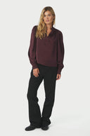 rosslyn-satijnen-blouse-burgundy-v-hals-neo-noir-modelfoto-vooraanzicht-2